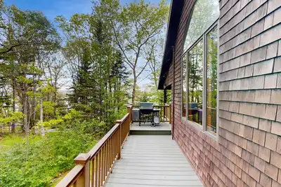 Image de Vue sur la rivière maison w / belle terrasse, vues et cheminée!