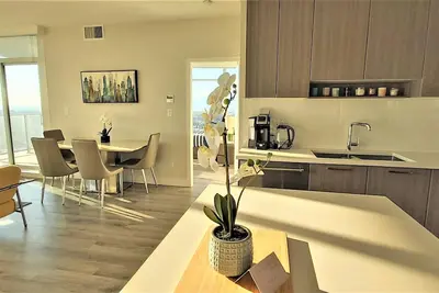 Image de Condo 5 étoiles luxueux avec 2 chambres et 2 salles de bain à Brentwood