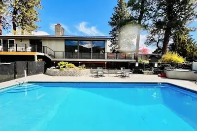 Image de Lakeview Home avec piscine privée, bain à remous et salle de jeux
