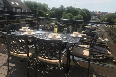 Image de Superbe maison au bord de l'eau avec vue imprenable sur la marina, parking, Wifi