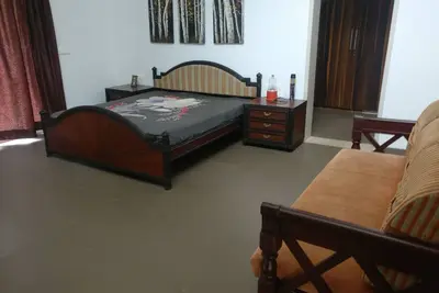 Image de Villa de 3 chambres avec piscine, pelouses, jeux et une discothèque.