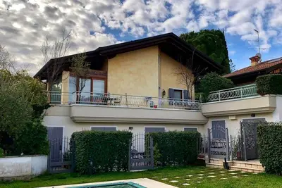 Image de Villa avec jardin et piscine pour des vacances reposantes sur le lac de Garde