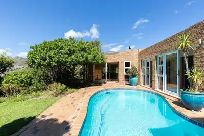 Image de Bungalow de luxe pour 6 situé à proximité du centre-ville et de la plage du Cap.