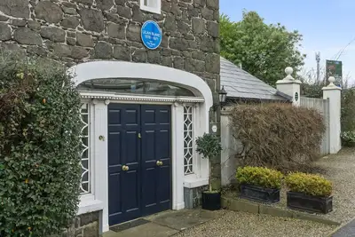 Image de HÔTEL De Coach Historique Dans Un Emplacement IDÉAL