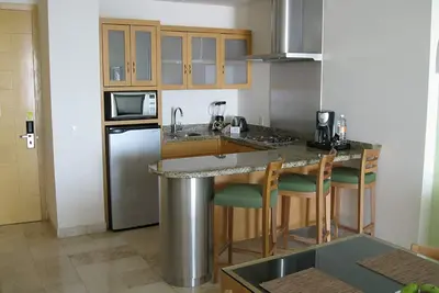 Image de Suite de 2 chambres, cuisine / salon, frais de golf gratuits, grand balcon