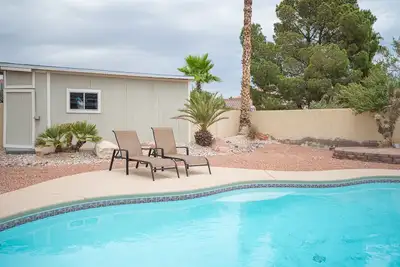 Image de Maison relaxante avec 4 chambres, piscine et bain à remous!