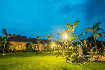 Image de Garden Villa avec une végétation luxuriante à Lembongan, à quelques minutes de la plage