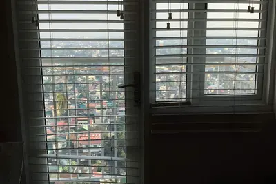 Image de 1 chambre à coucher au 27 étage du condo. A un canapé-lit en dehors de la chambre. Vue depuis le balcon.