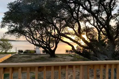 Image de Accueil Waterfront Situé sur Bay Drive-- Private Pier, couchers de soleil en abondance!