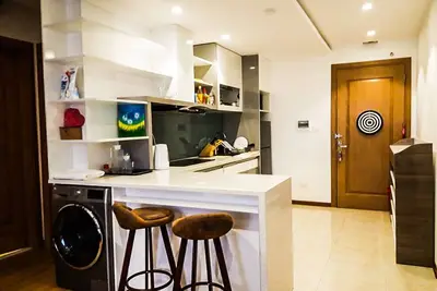 Image de Espace confortable, comprenant 2 chambres à coucher, 2 salles de bain, canapé, télévision, cuisine