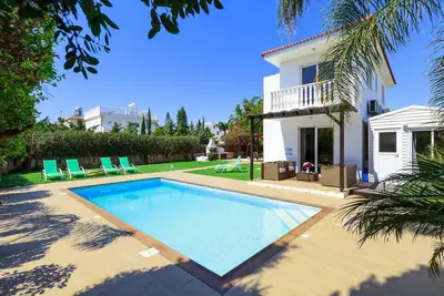 Image de Villa moderne de 3/4 chambres avec grand jardin, piscine et Wi-Fi Gratuit