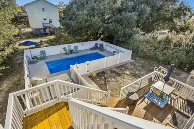 Image de Nouveau! Piscine privée et bain à remous pour la saison 2020.