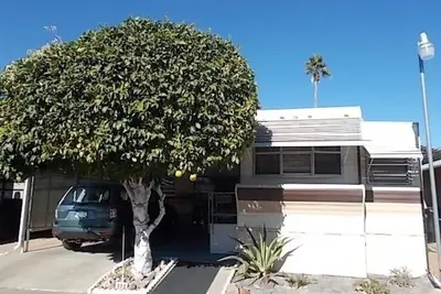 Image de 55 Plus Resort Trailer peut accueillir quatre personnes