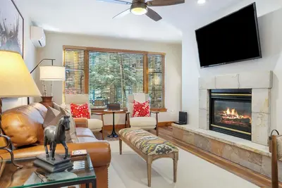 Image de Spectaculaire Pinecone Lodge Maison de 2 chambres au coeur de Arrowhead Village