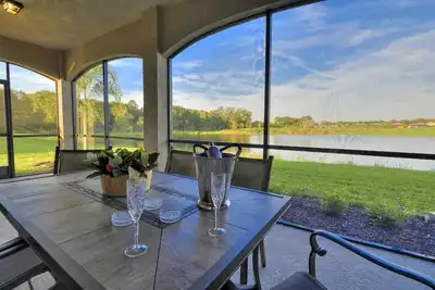 Image de Golf Resort Beautiful Coach Home Premier étage avec vue sur le lac