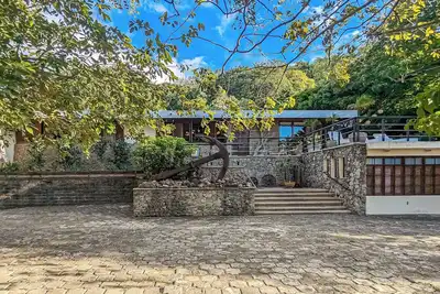 Image de Magnifique maison en ville, près de la plage, des restaurants et des bars.