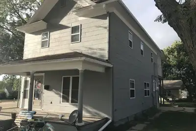 Image de Quaint Upstairs Apartment avec terrasse au calme, proche du centre-ville.