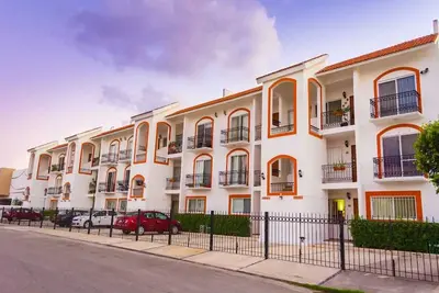 Image de Grand appartement, 2 chambres 2 salles de bain, avec piscine commune, près de la plage.