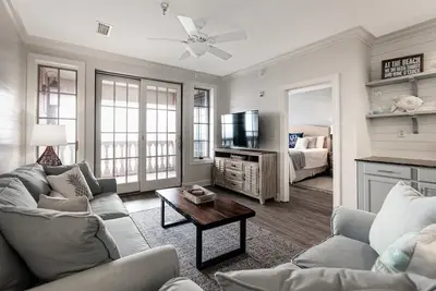 Image de Condo parfait pour des vacances à la plage 30a! Village de SoWal, immense piscine, Wifi