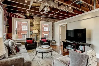 Loft moderne et élégant au cœur du centre-ville de Savannah avec parking!