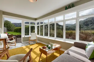 Image de Enchanteur, chalet rustique w / superbe vue et rivière privée.