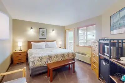 Image de Condo ensoleillé w / un balcon, piscines partagées, bain à remous, salle de jeux - près du centre-ville!