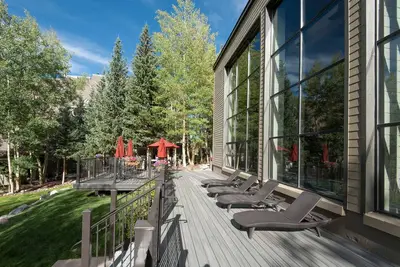 Condo à plusieurs étages avec balcons et bain à remous \/ piscine partagés - bus gratuit pour les pistes!