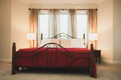 Image de Suite King privée avec bain à remous dans le charmant Bed & Breakfast Respite! !