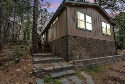Image de Cabane Flagstaff dans les bois avec barbecue et foyer