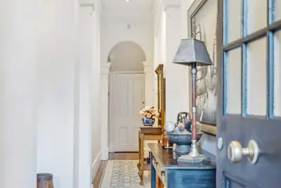 Image de Une maison exceptionnelle dans un endroit très recherché et incroyablement central!