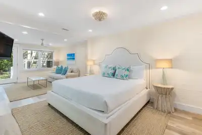 Image de Maison de ville récemment rénovée, à quelques pas du sable, chaises de plage saisonnières!