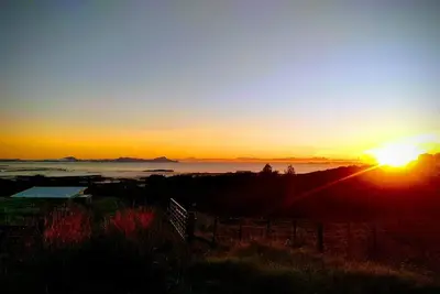 Image de Vues magiques sur l'océan du mont Manaia et de l'anneau de feu.
