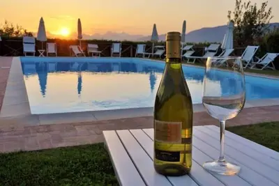 Image de Cottage situé dans un milieu charmant, avec piscine, entouré de collines.