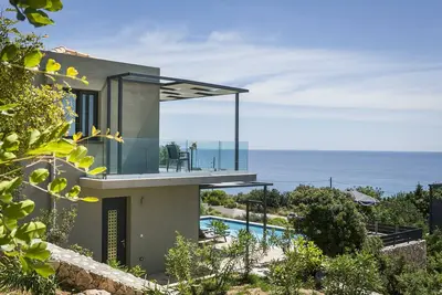Image de Villa Blue Sea, perchée au-dessus de la côte sud avec une vue imprenable sur la mer