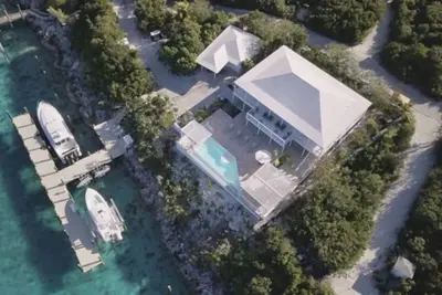 Image de Villa copacétique de 4 chambres avec piscine à débordement et 140 'de quai