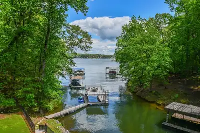 Image de Détente maison du lac avec bain à remous et foyer pour la saison à venir