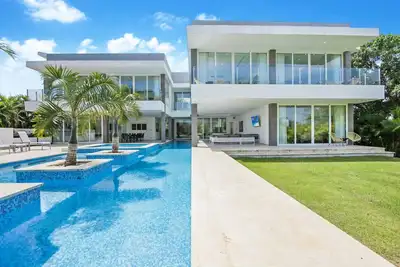 Image de Nouvelle Villa Ultra Moderne Avec Piscine, Jacuzzi, Chef, Maid - Proche Beach & Nightlife