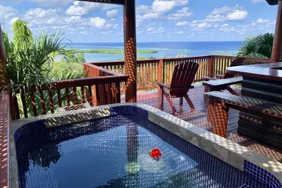 Image de Belle maison de style caribéen sur une colline surplombant la mer Turquoise, près de la plage