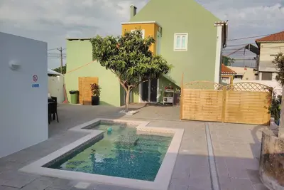 Image de Maison verte avec piscine