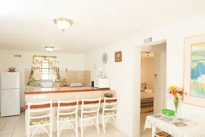 Image de Appartement confortable et indépendant de 2 chambres situé sur la très animée côte sud