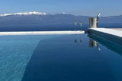 Image de Villa Ocean View avec piscine privée à débordement et vue sur la mer