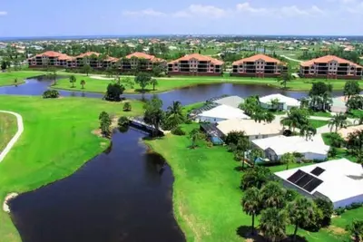 Image de Style de villégiature vivant dans une communauté de golf et de canotage à Punta Gorda, Floride
