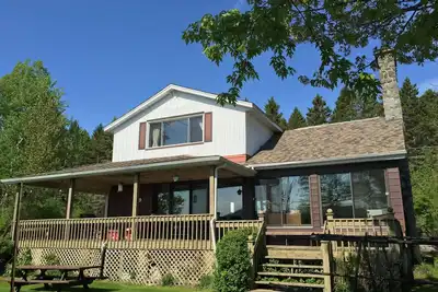 Image de Le chalet borde le lac Ouimet. 5 minutes du village de Mont-Tremblant