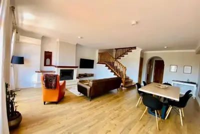 Image de Maison avec vue imprenable sur les montagnes et la mer