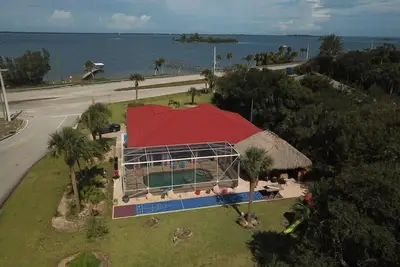 Image de Sans stress. Vue magnifique. Piscine privée.