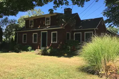 Image de Maison de 3 chambres dans un quartier calme, à pied du centre-ville historique de Mystic