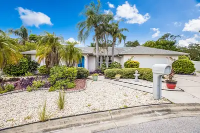 Image de Belle maison blanche près de Anna Maria Island avec piscine chauffée privée