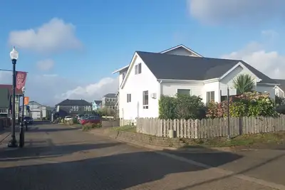 Image de Maison au coeur de l'historique Nye Beach avec une vue imprenable sur l'océan et à pied de la plage