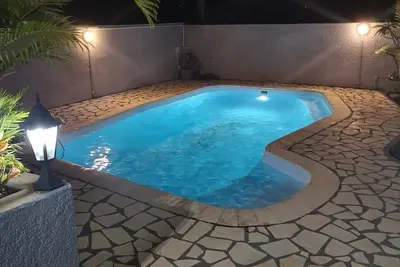 Image de Villa très spacieux avec piscine, idéal pour la famille.