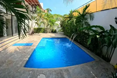 Image de Maison privée avec piscine + courte promenade de la plage